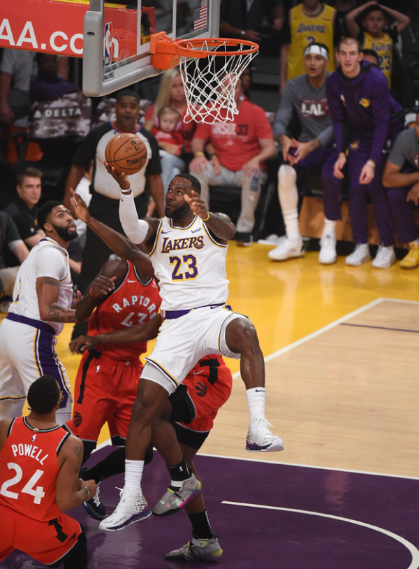 詹姆斯本赛季场均仅15.2分&生涯最低，新秀赛季为20.9分（詹姆斯本季场均仅15.2分创生涯新低，新秀赛季曾达20.9分）