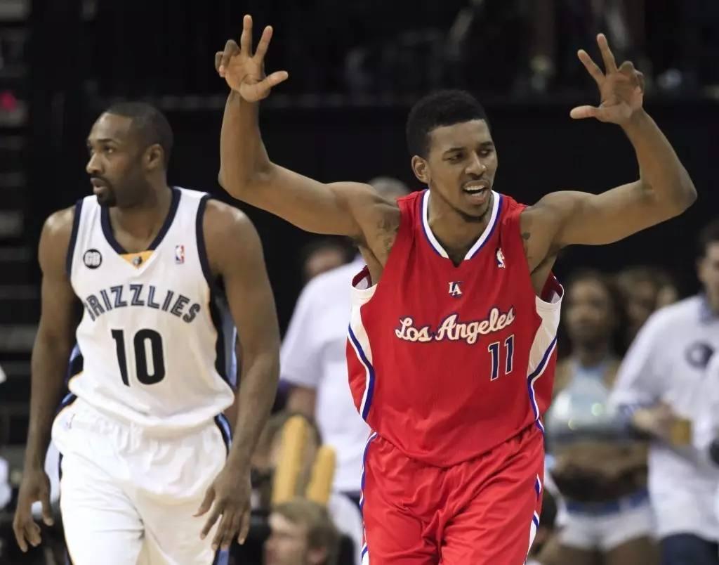 师徒重聚，阿隆索与维尔茨赛后拥抱致意，后者赠出比赛球衣（赛后再续师徒情：阿隆索与维尔茨相拥致意，维尔茨赠出比赛球衣）