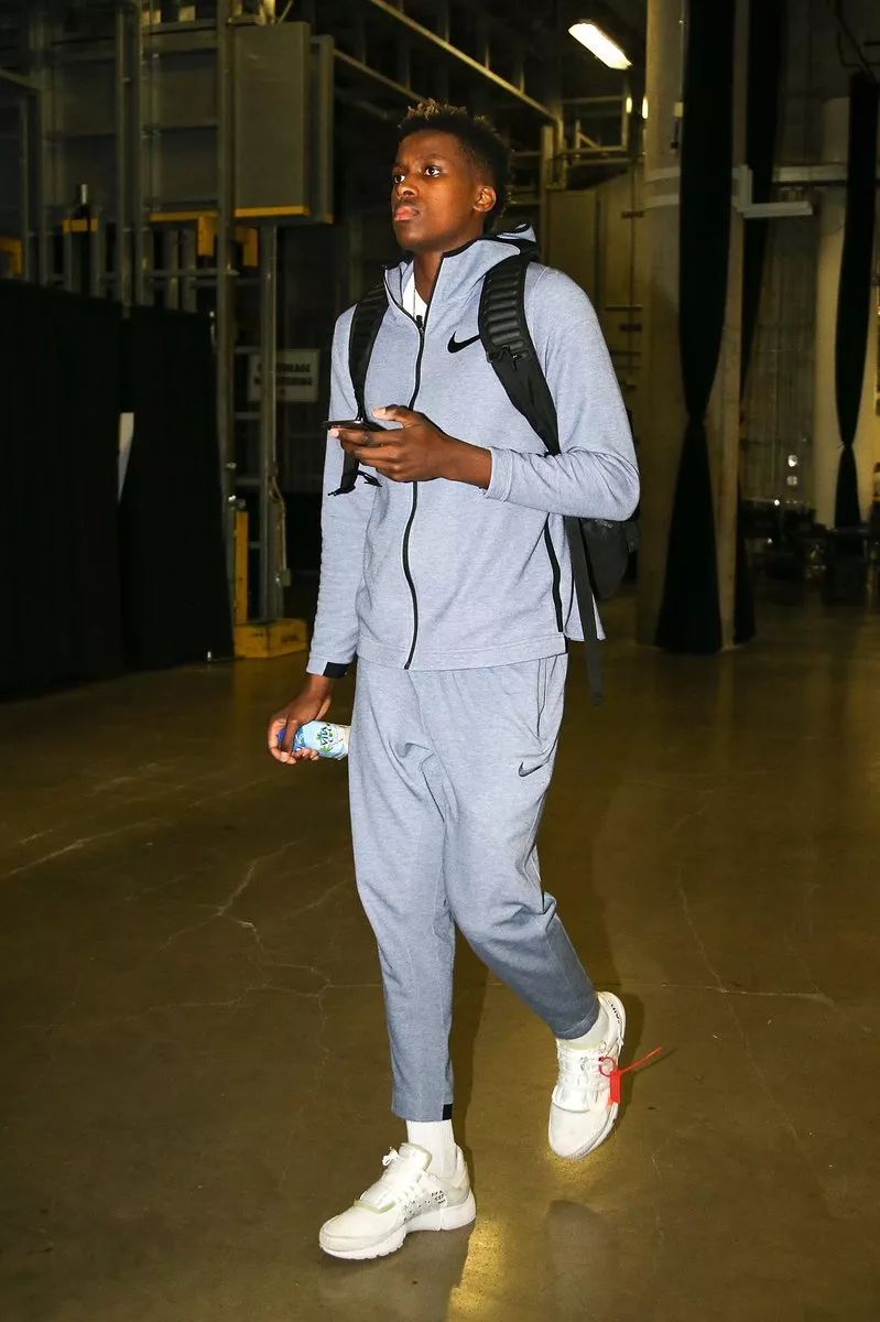 约基奇再送三双 掘金稳居前列（约基奇再拿三双，掘金继续高居前列）