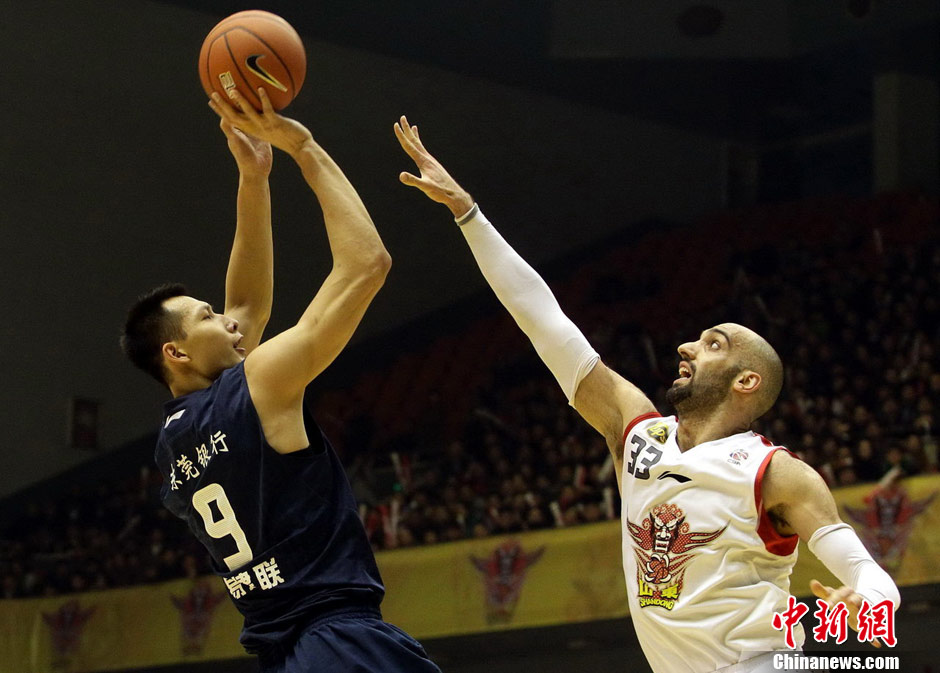 利物浦暂时摆脱困境，但斯洛特执教仍存疑，维尔茨与基耶萨表现关键，战术调整引发争议。（利物浦短暂回暖，斯洛特执教仍受质疑；维尔茨与基耶萨成关键，战术调整掀起争议）