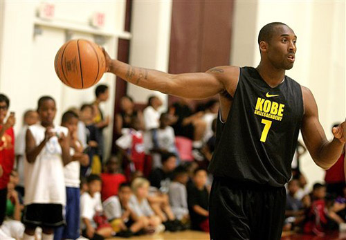 媒体人：杯赛的地板问题太大了，换地板无望应该撕掉所有地贴（媒体人称杯赛地板问题严重，更换无望应全部撕掉地贴）