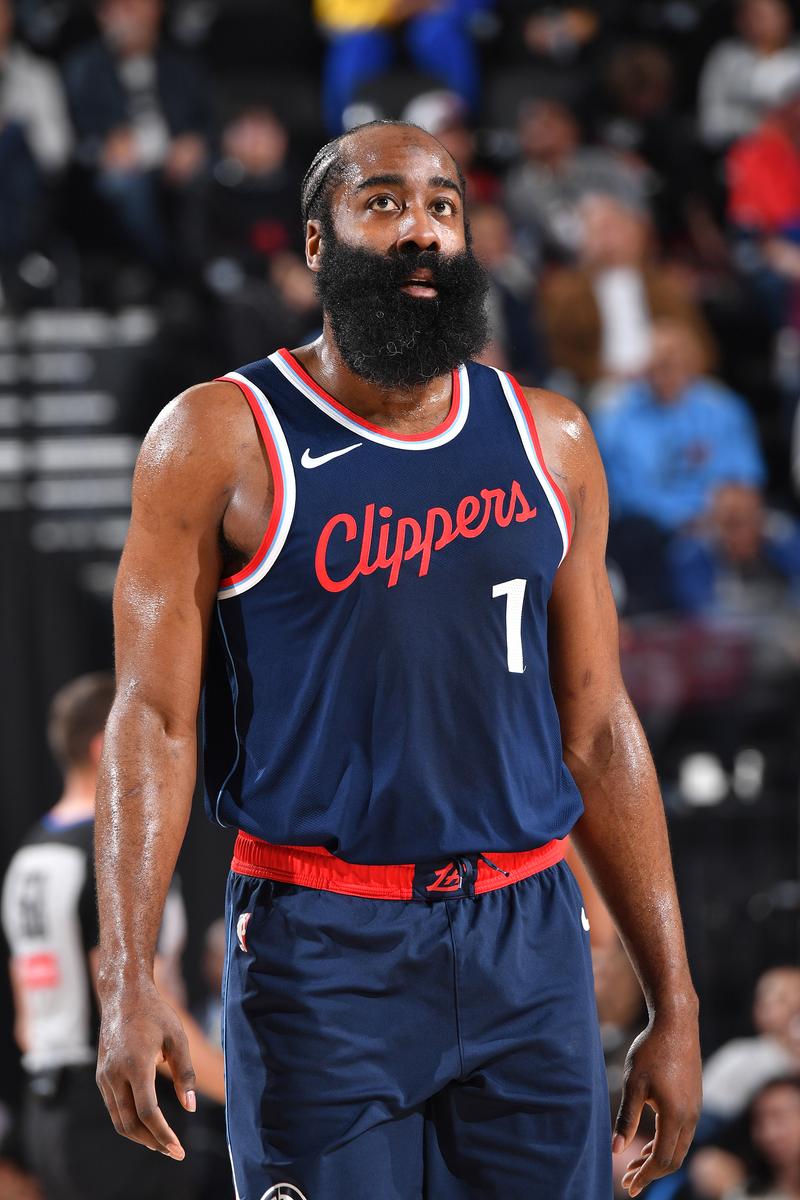 西甲前瞻：巴萨剑指7连胜巩固领跑，奥萨苏纳沦落保级军团（西甲前瞻：巴萨冲击七连胜稳固榜首，奥萨苏纳陷入保级泥潭）