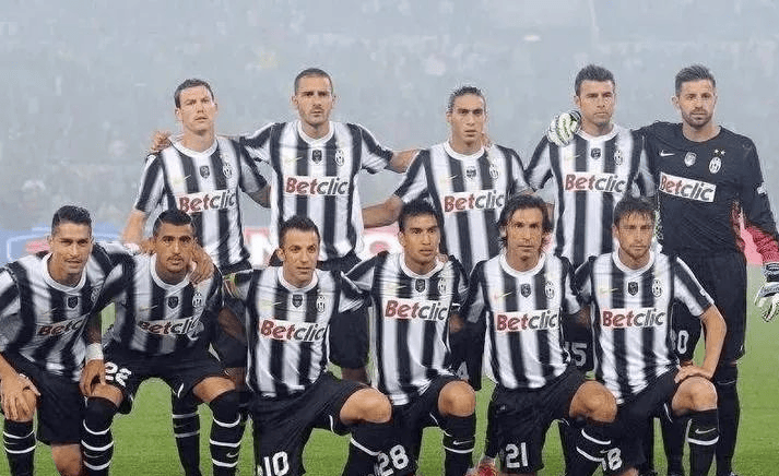 詹姆斯是本赛季场均失误低于2次的球员中，场均助攻数最高的（本季场均失误不足2次的球员中，詹姆斯场均助攻最高）