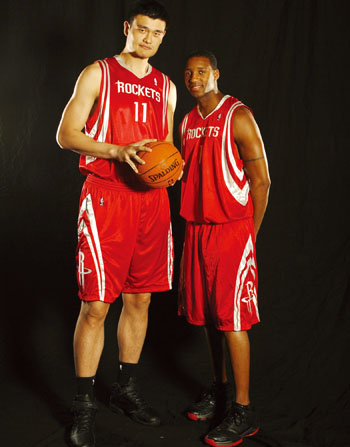 泰州队“苏超”冠军奖杯开启全市巡展，第一站在海陵老街（泰州队“苏超”冠军奖杯全市巡展启幕，首站海陵老街）