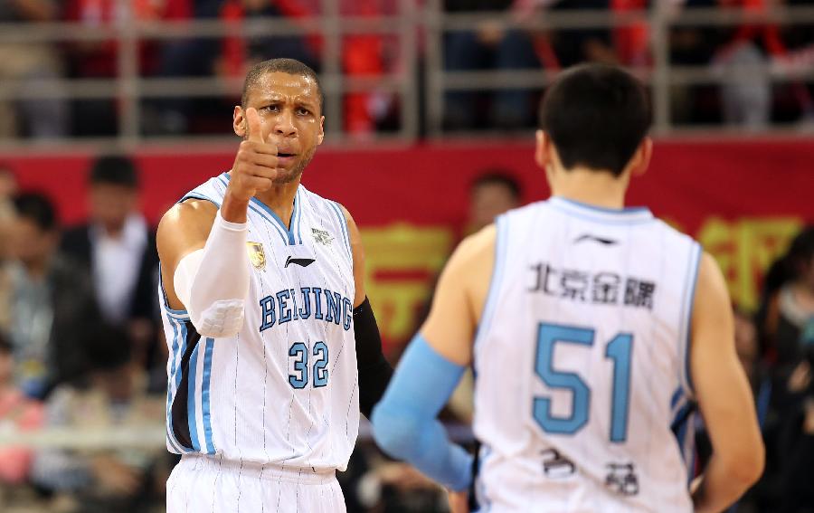 塞维球迷不满球队表现，向球场投掷杂物导致德比战暂停18分钟（塞维利亚球迷不满球队表现向场内掷物，德比战被迫中断18分钟）