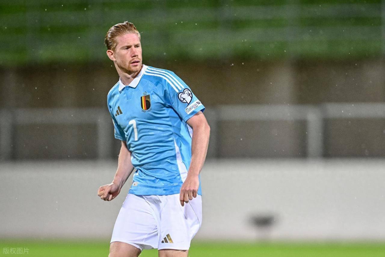 正随巴西在枪手基地训练，维尼修斯与多名阿森纳青训球员合影（维尼修斯随巴西队在阿森纳基地训练，并与多位枪手青训小将合影）