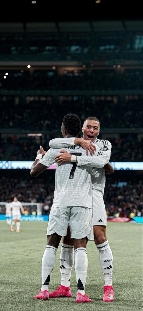 莱万多夫斯基在巴萨的点球表现：从辉煌到困惑（莱万多夫斯基在巴萨的点球轨迹：由高光到迷失）